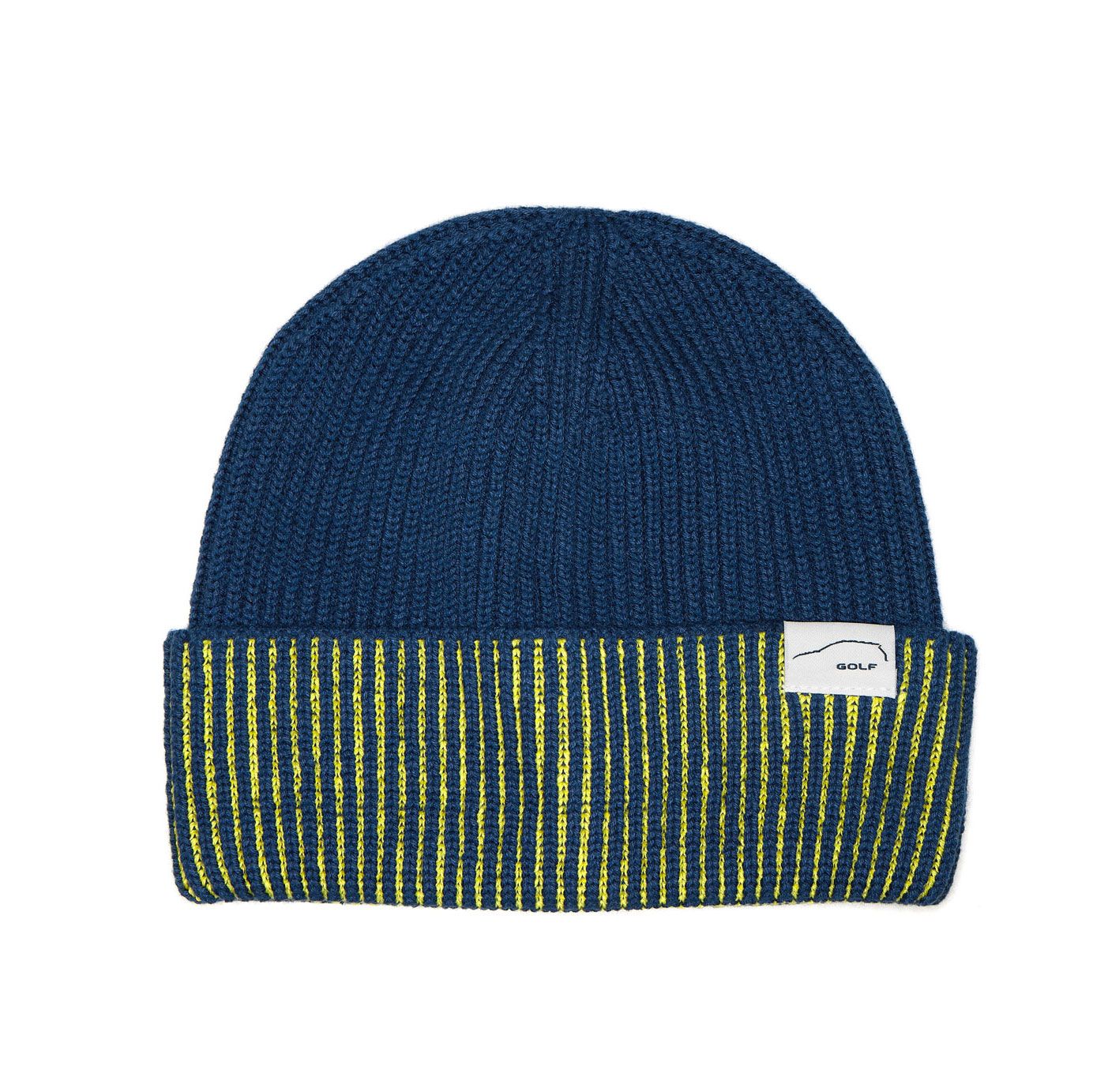 Ein dunkelblauer Strickmütze mit gelben und grünen Streifen am unteren Rand. Auf der Vorderseite befindet sich ein weißes Etikett mit der Aufschrift "GOLF".
