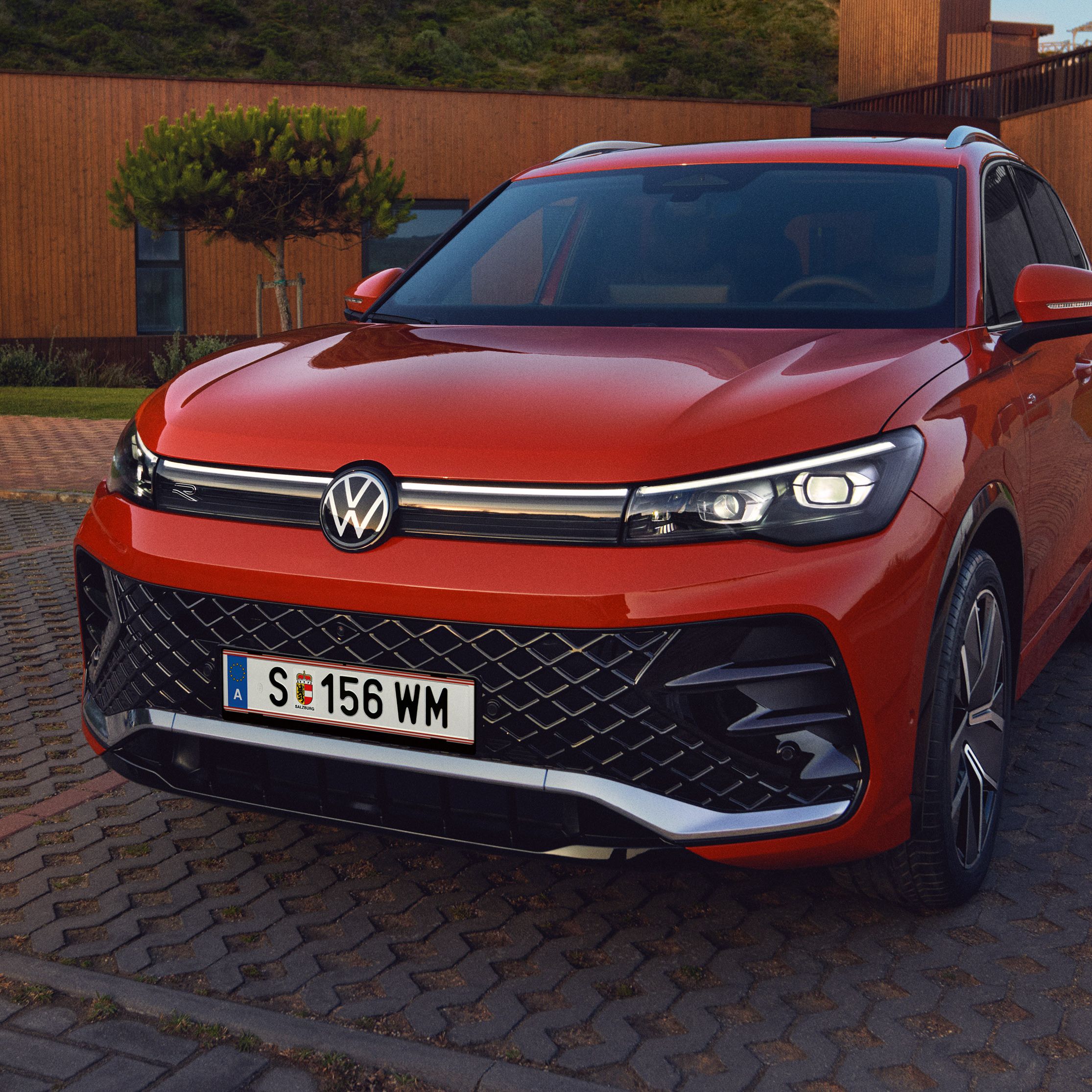 Frontansicht eines roten VW Tiguan R-Line mit IQ.LIGHT