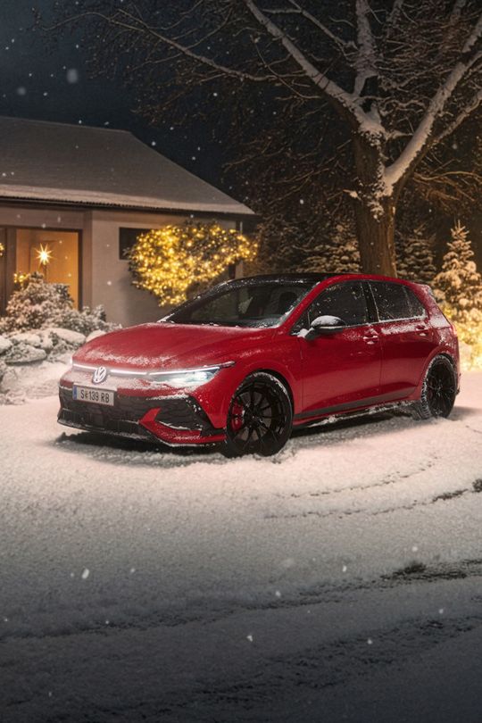 Ein roter Golf GTI Edition 50 parkt vor einem Haus. Die Szene ist winterlich verschneit.