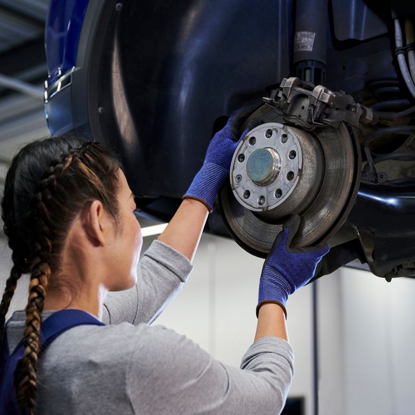 Volkswagen Technikerin beim Bremsenservice