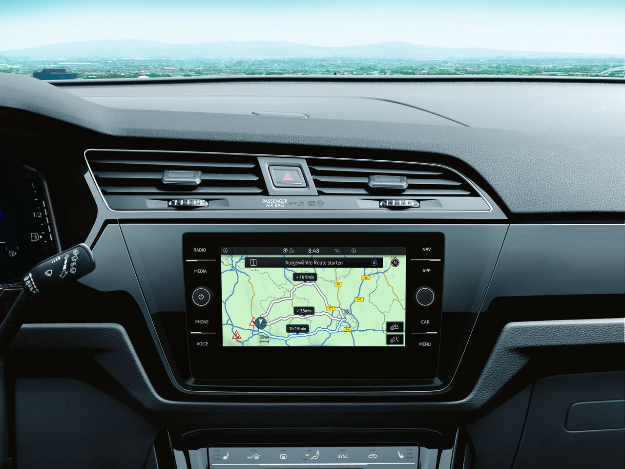 Interieur von Touran mit Fokus auf Infotainmentsystem mit Navigation 