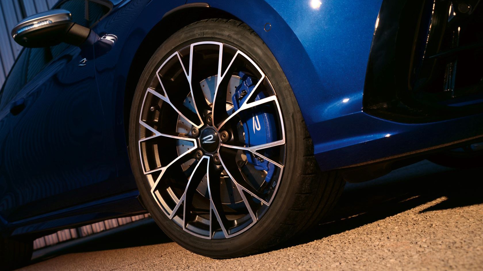 Seitenansicht von Rad und Felge vom 19“ forged wheel „Warmenau“ in grey machined incl. R-Logo vom Golf R 
