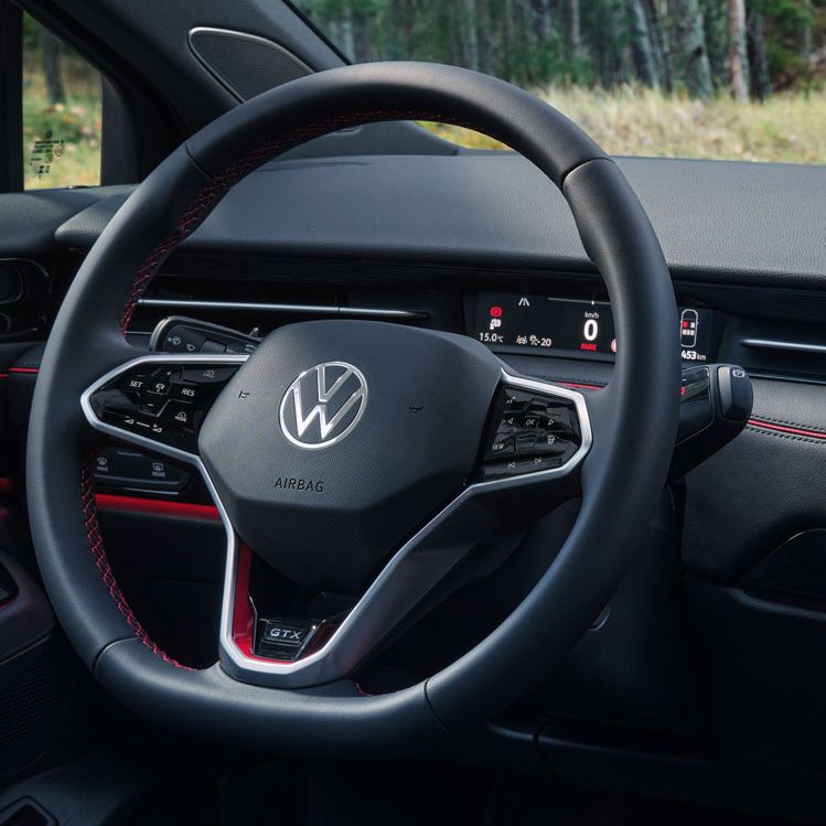 Das Interieur des VW ID.7 Tourer GTX mit roten Details 