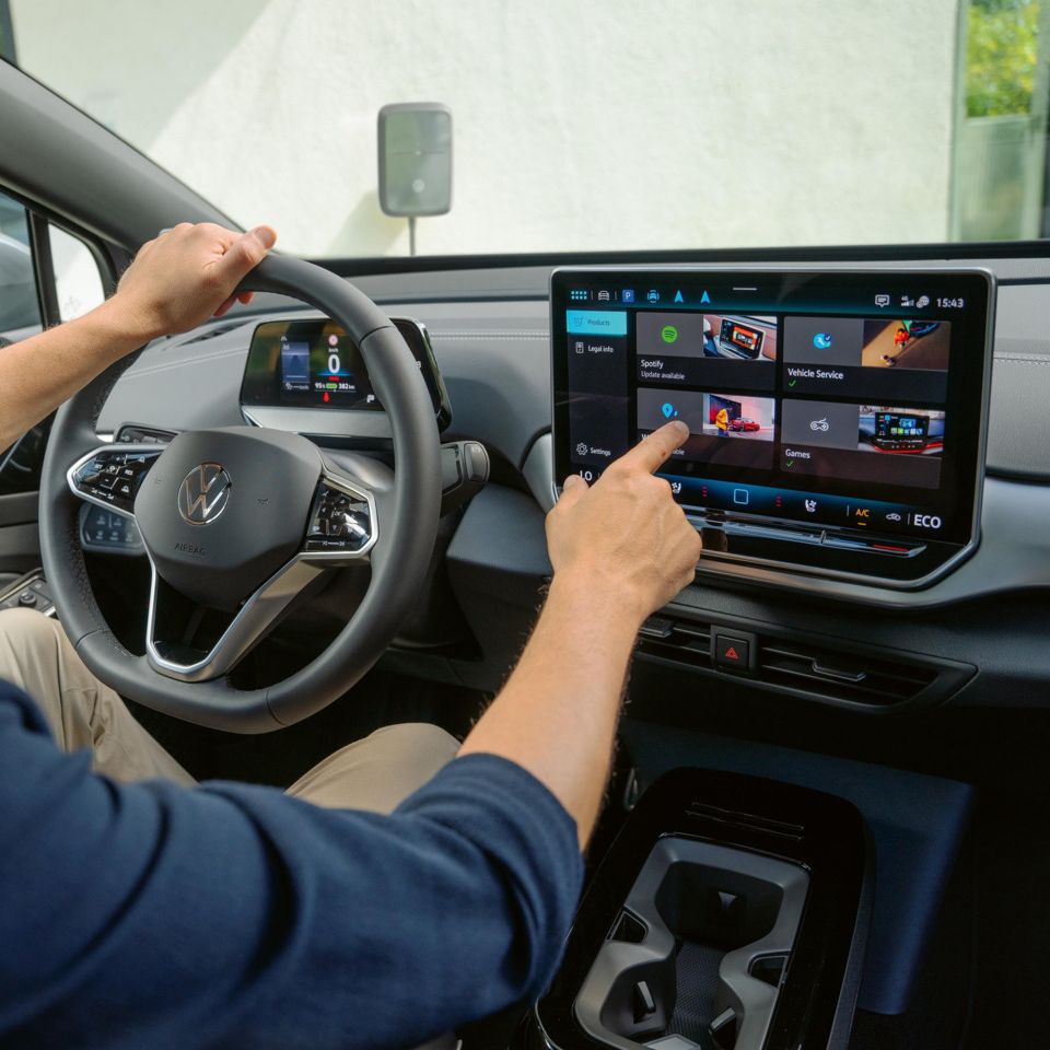 Mann nutzt die Apps im Infotainmentsystem im VW ID.5.