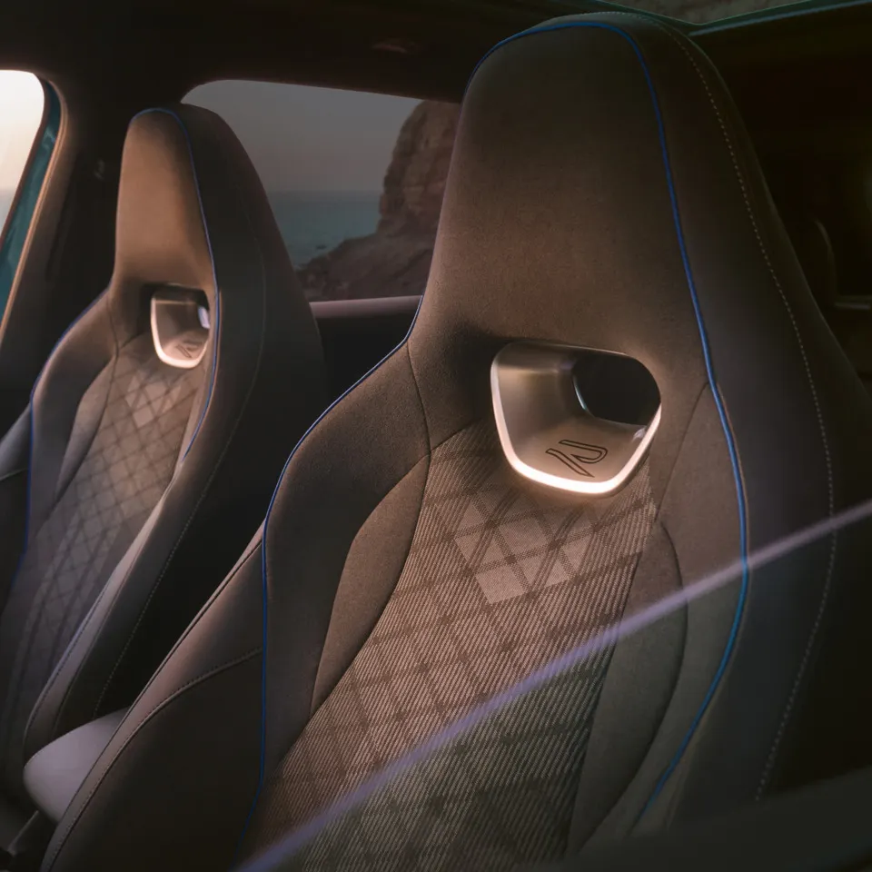  Vordersitze mit R-Line Logo und Karomuster im VW Tiguan R-line.