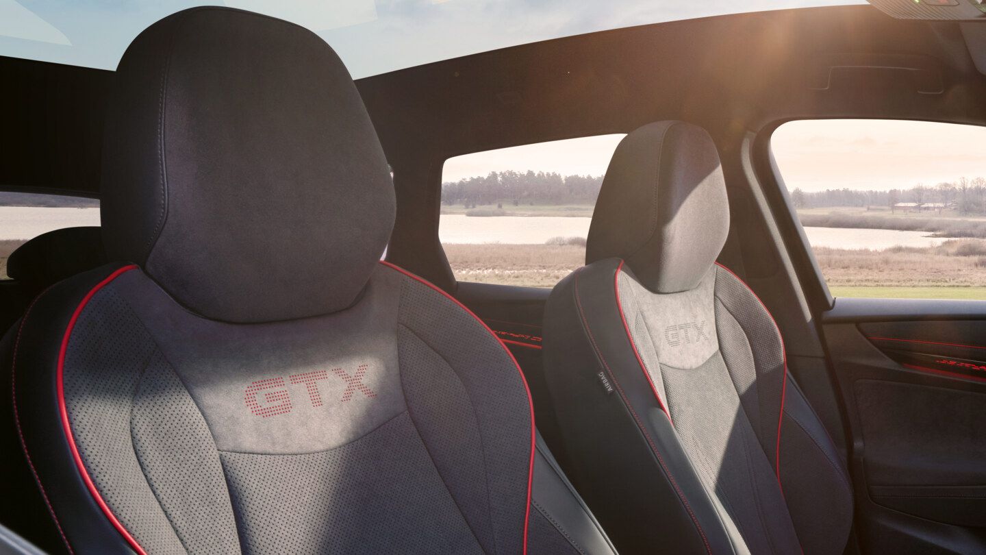 Vordersitze im VW ID.7 GTX Tourer mit GTX-Logo und roten Ziernähten.