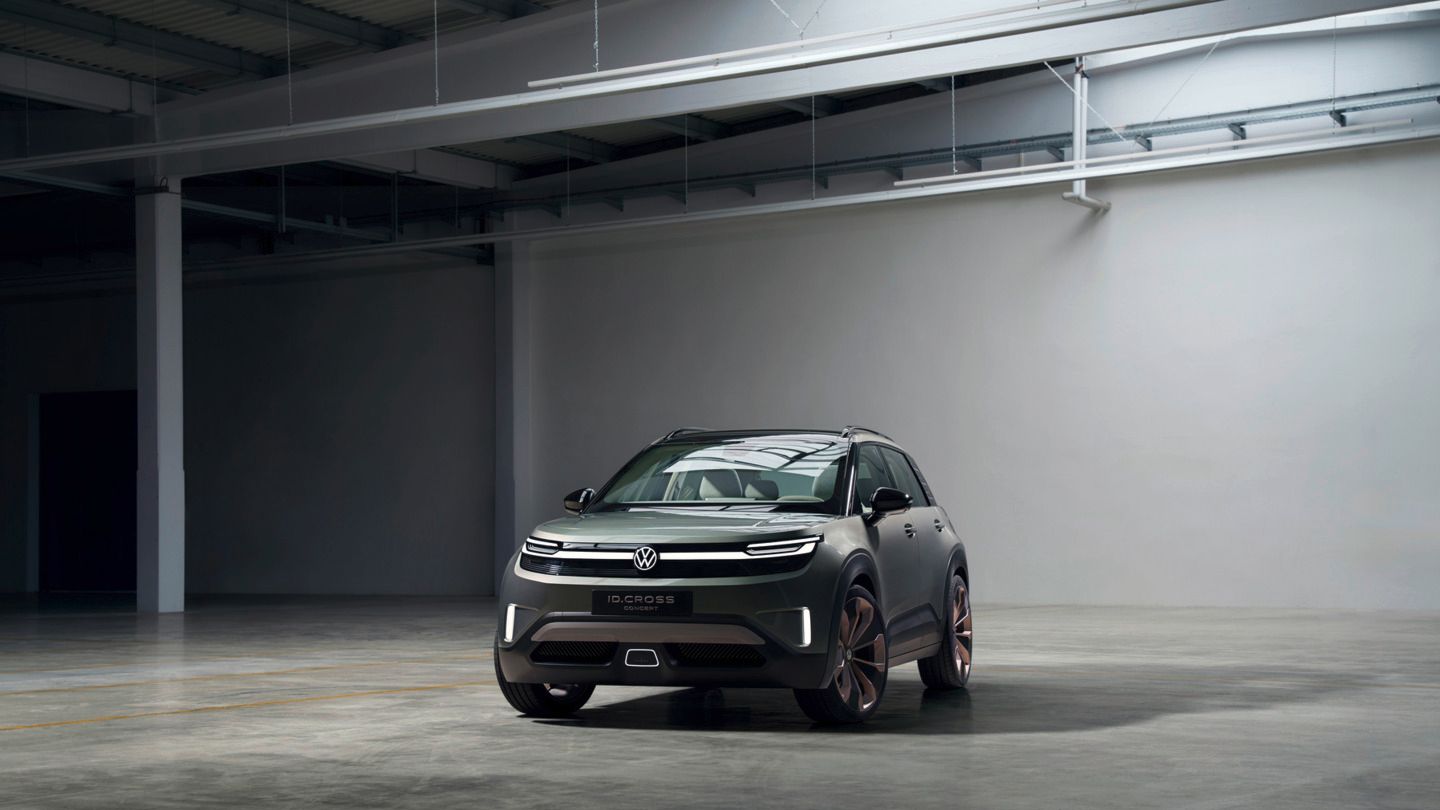 Frontansicht des VW ID Cross Concept, der in einer Halle steht.
