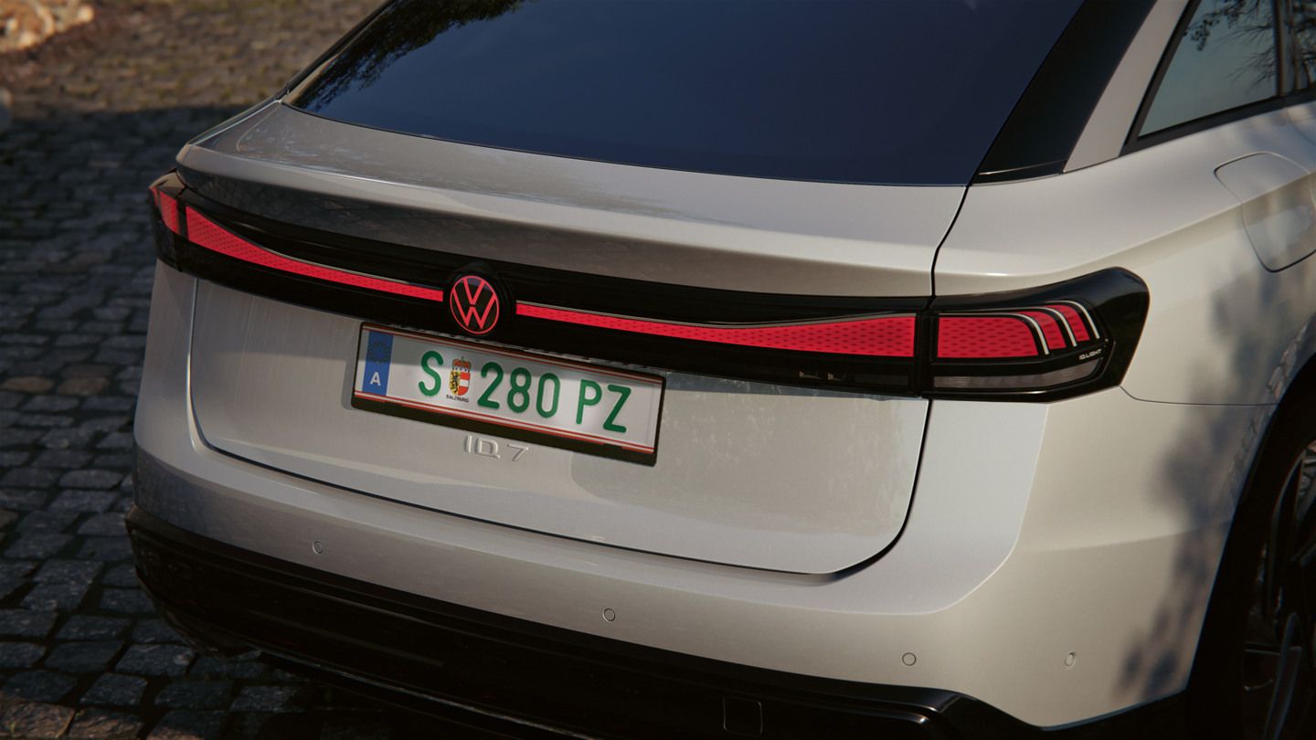Heckansicht eines weißen VW ID.7 mit Heck-Lichtsignatur.