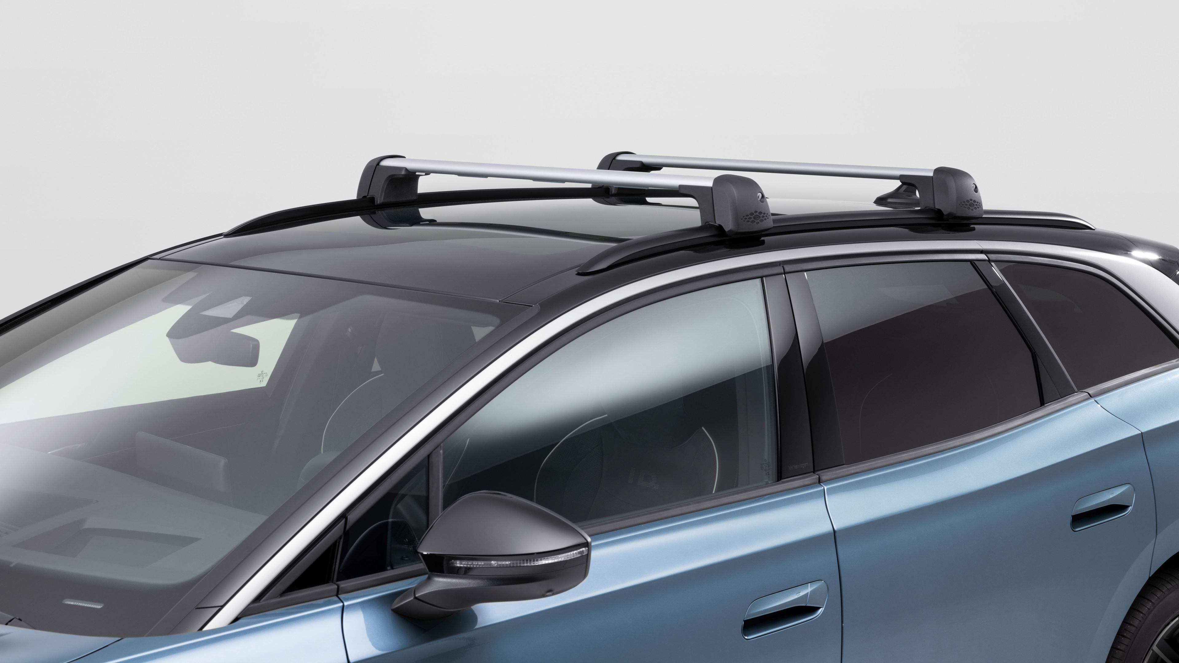 Volkswagen Tragstäbe auf dem Dach eines blauen Volkswagen.