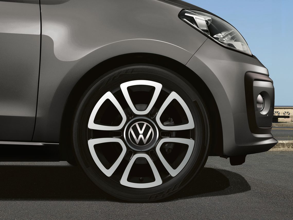 Detailaufnahme der Felge triangle black des VW up!