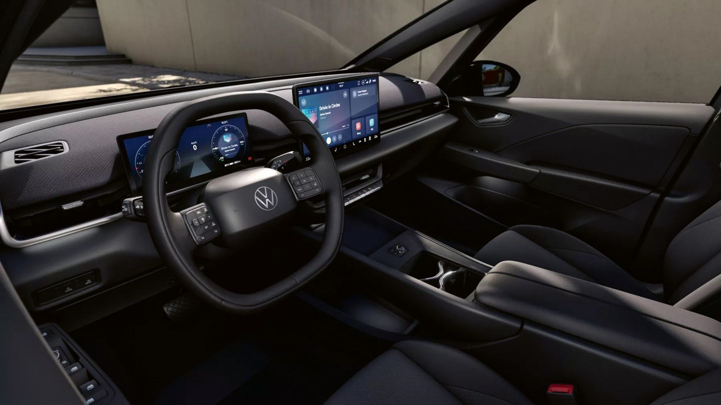 Modernes Cockpit eines ID.3 Neo Trend mit großem, freistehenden Zentraldisplay und digitalem Fahrerdisplay hinter dem Lenkrad. Das Multifunktionslenkrad mit Touchflächen dominiert den aufgeräumten, dunkel gehaltenen Innenraum. In der Mittelkonsole befinden sich Ablagefächer und Cupholder, die Sitze wirken schlicht und sportlich.