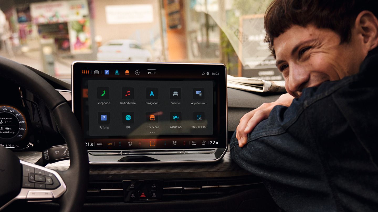 Das Display des Infotainment-Systems im VW Golf zeigt das Hauptmenü.
