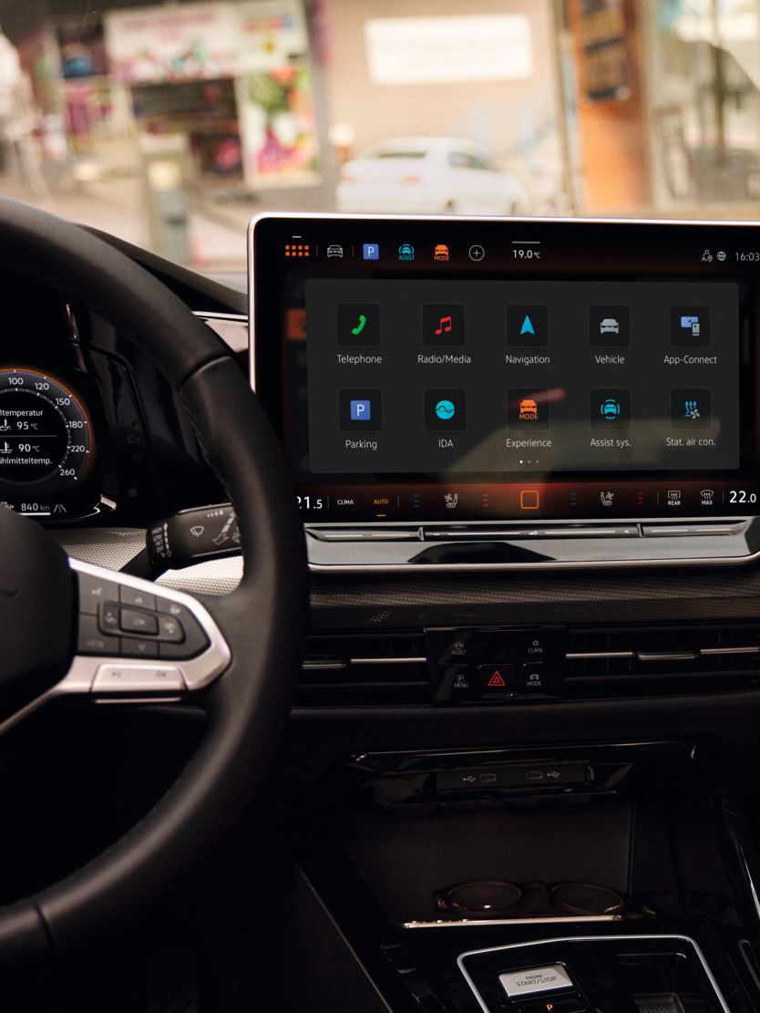 Das Display des Infotainment-Systems im VW Golf zeigt das Hauptmenü.