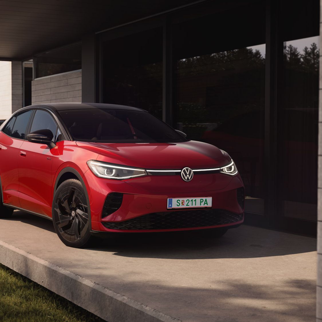 Ein roter ID.5 GTX steht in der Einfahrt eines Hauses