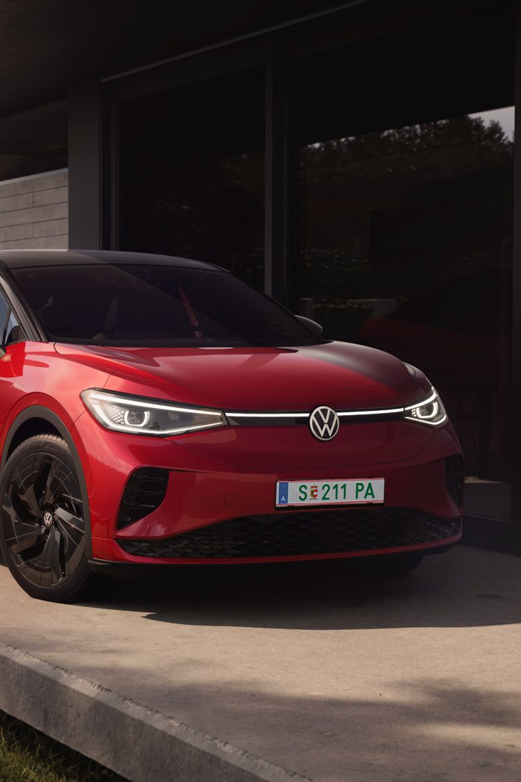 Ein roter ID.5 GTX steht in der Einfahrt eines Hauses