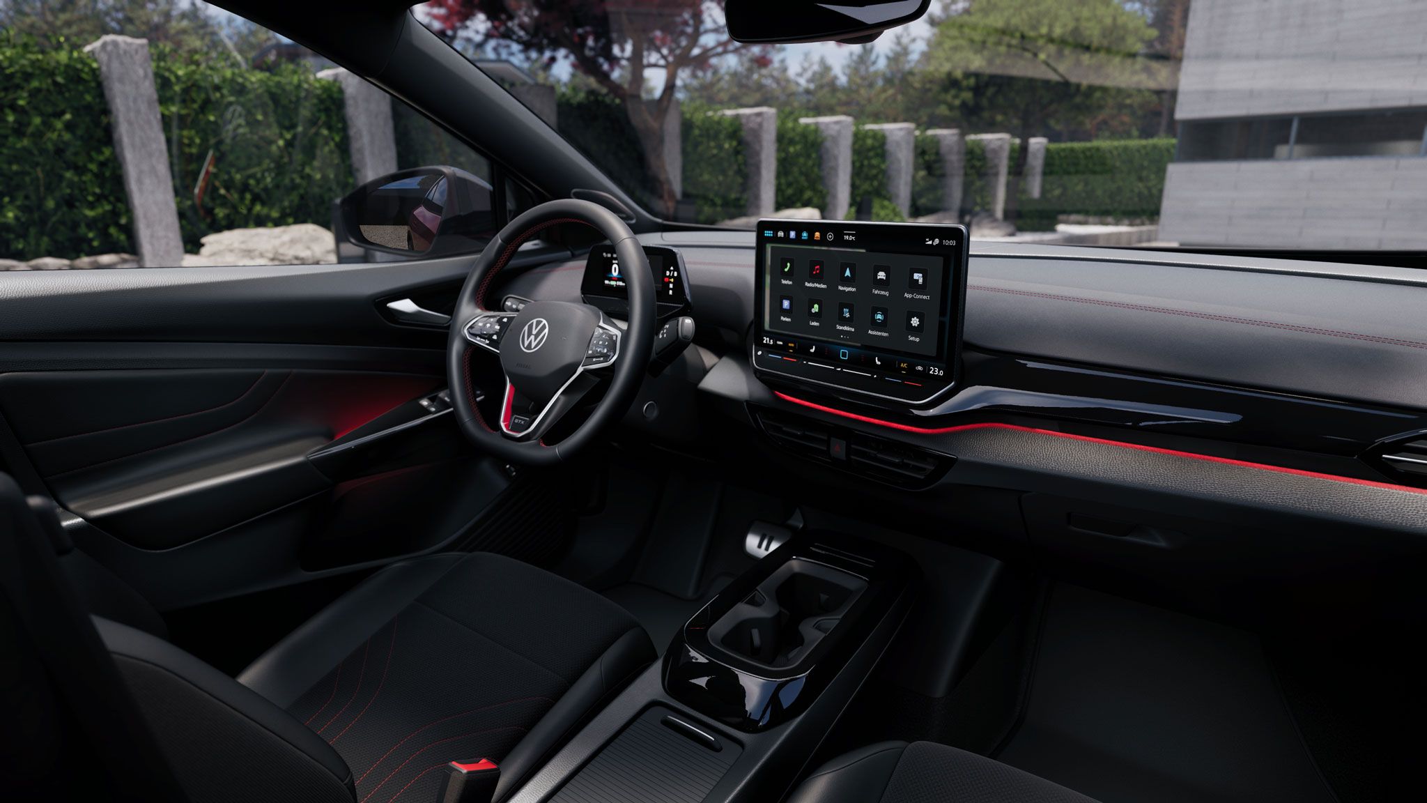 Die rote Ambientebeleuchtung beleuchtet das Cockpit eines VW ID.5 GTX.