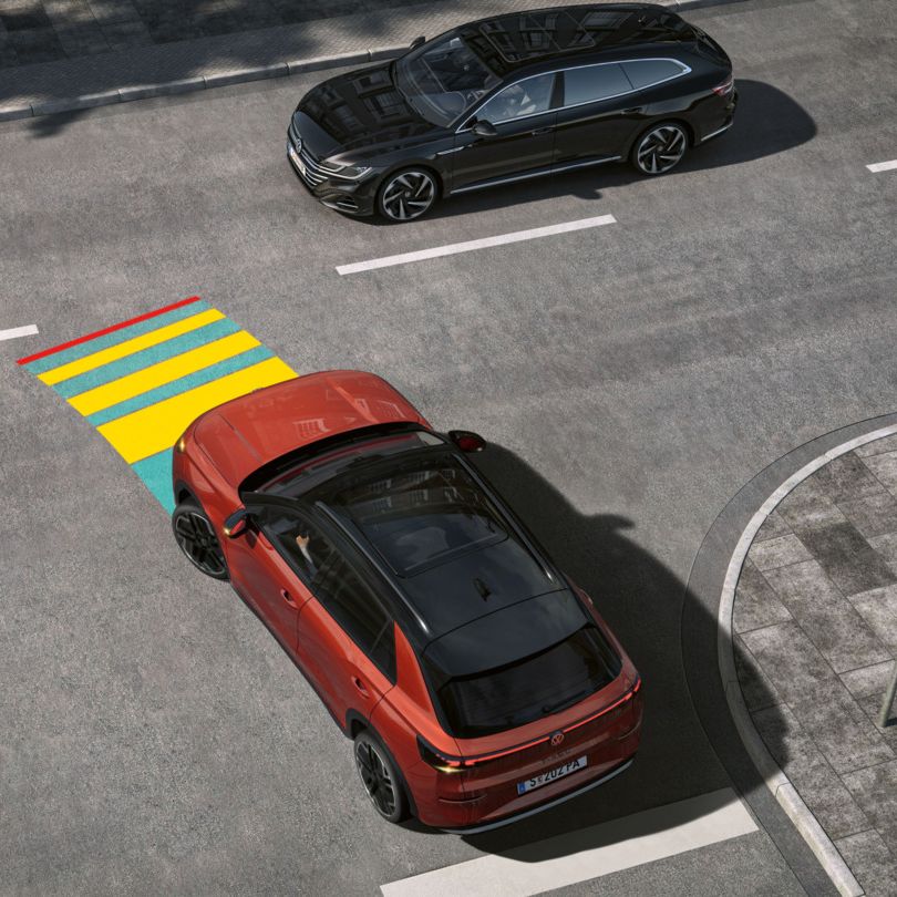 Illustration zeigt schematisch anhand eines VW T-Roc die Funktionsweise des Kreuzungsassistenten.