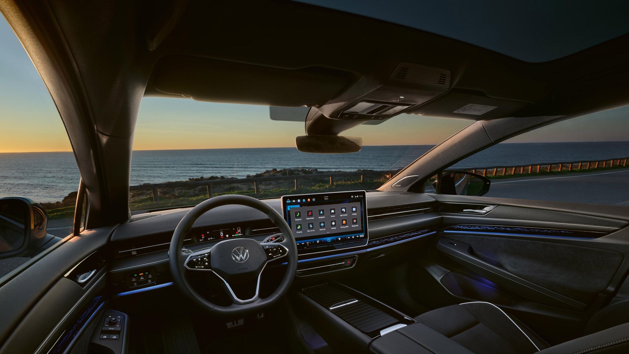 Cockpit eines VW ID.7 Tourer mit Multifunktionslenkrad und Infotainmentsystem.