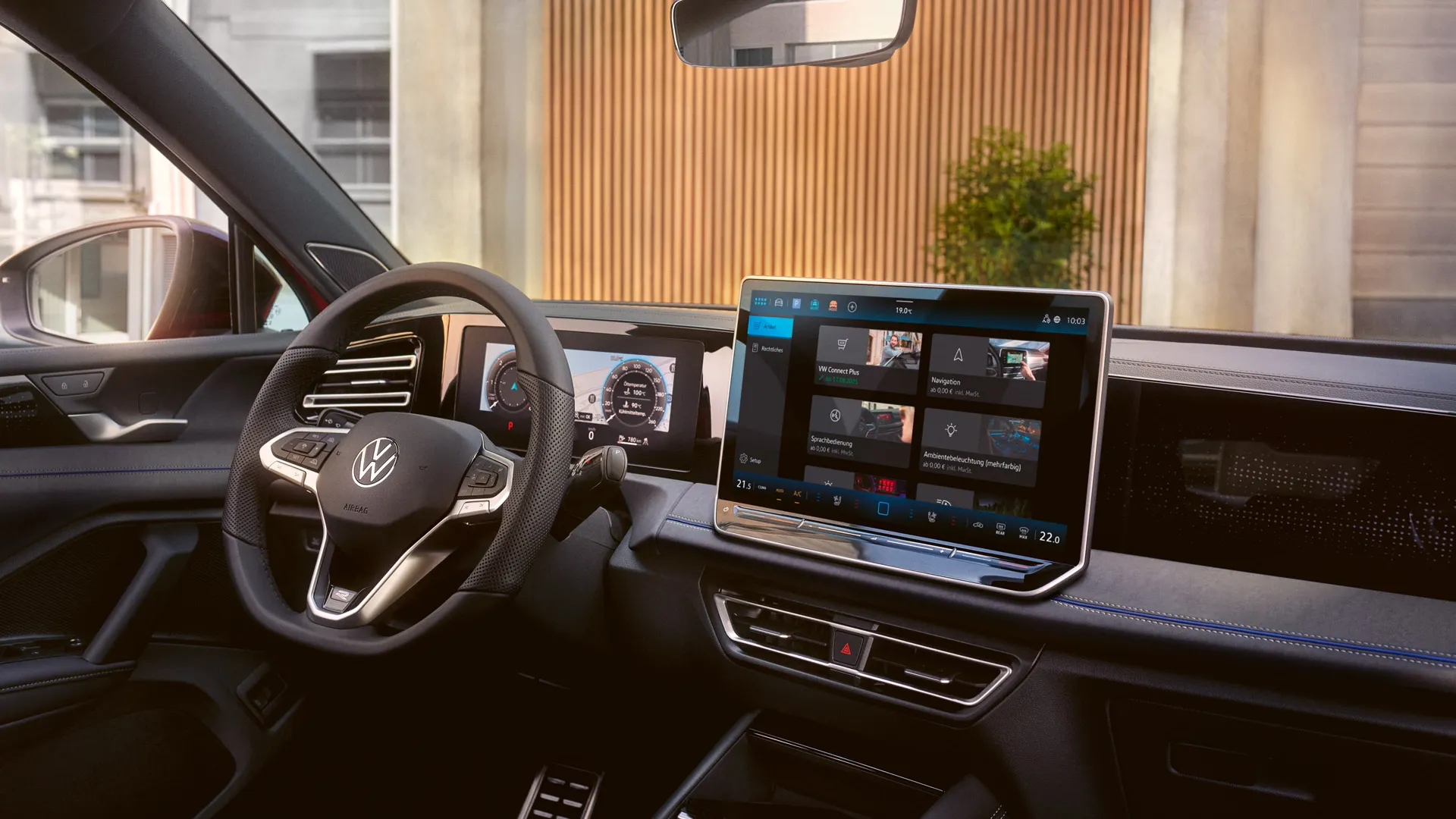  Blick auf das Infotainmentsystem im VW Tiguan R-Line mit Upgrades.
