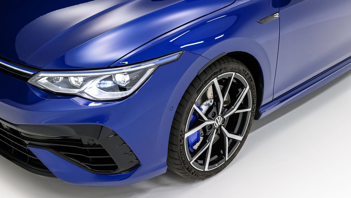 Scheinwerfer und Felge des VW Golf 8 R Vorgängermodells