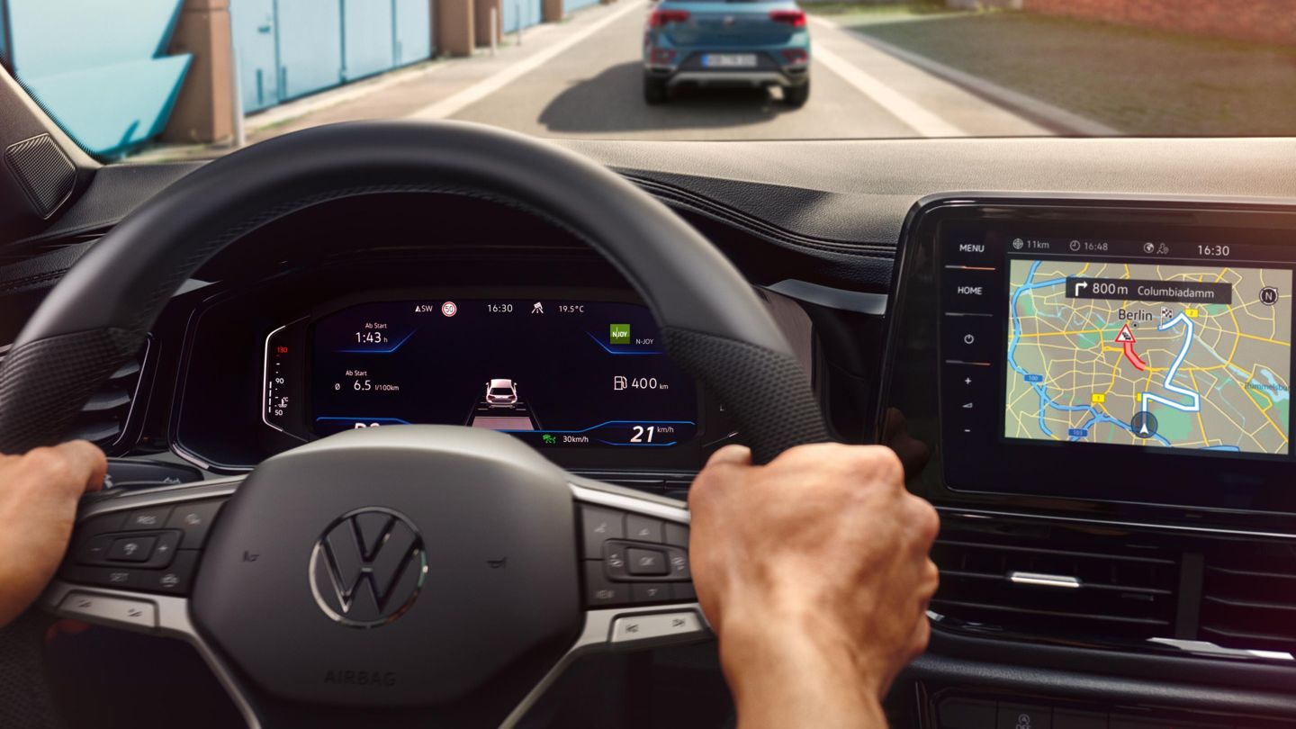  Ansicht des Travel Assists bei einer Fahrt im VW T-Roc