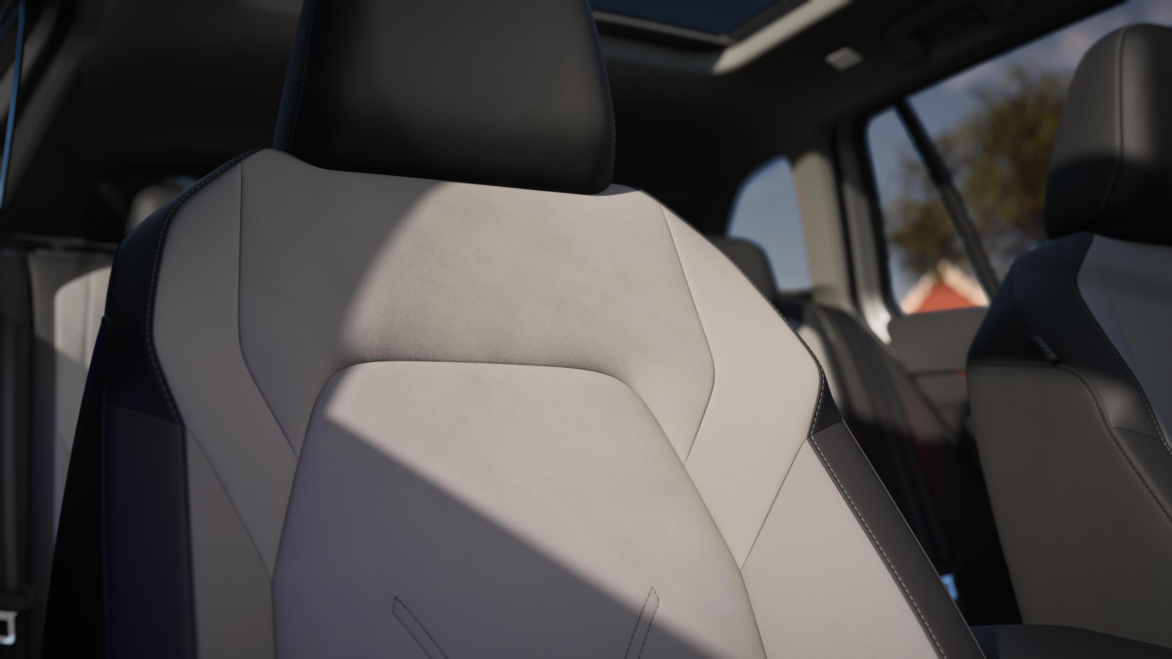 Detailansicht eines weißen Sitzes im VW Golf Variant