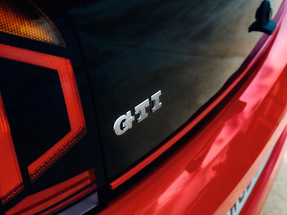 Detailansicht des GTI Schriftzugs vom VW up! GTI