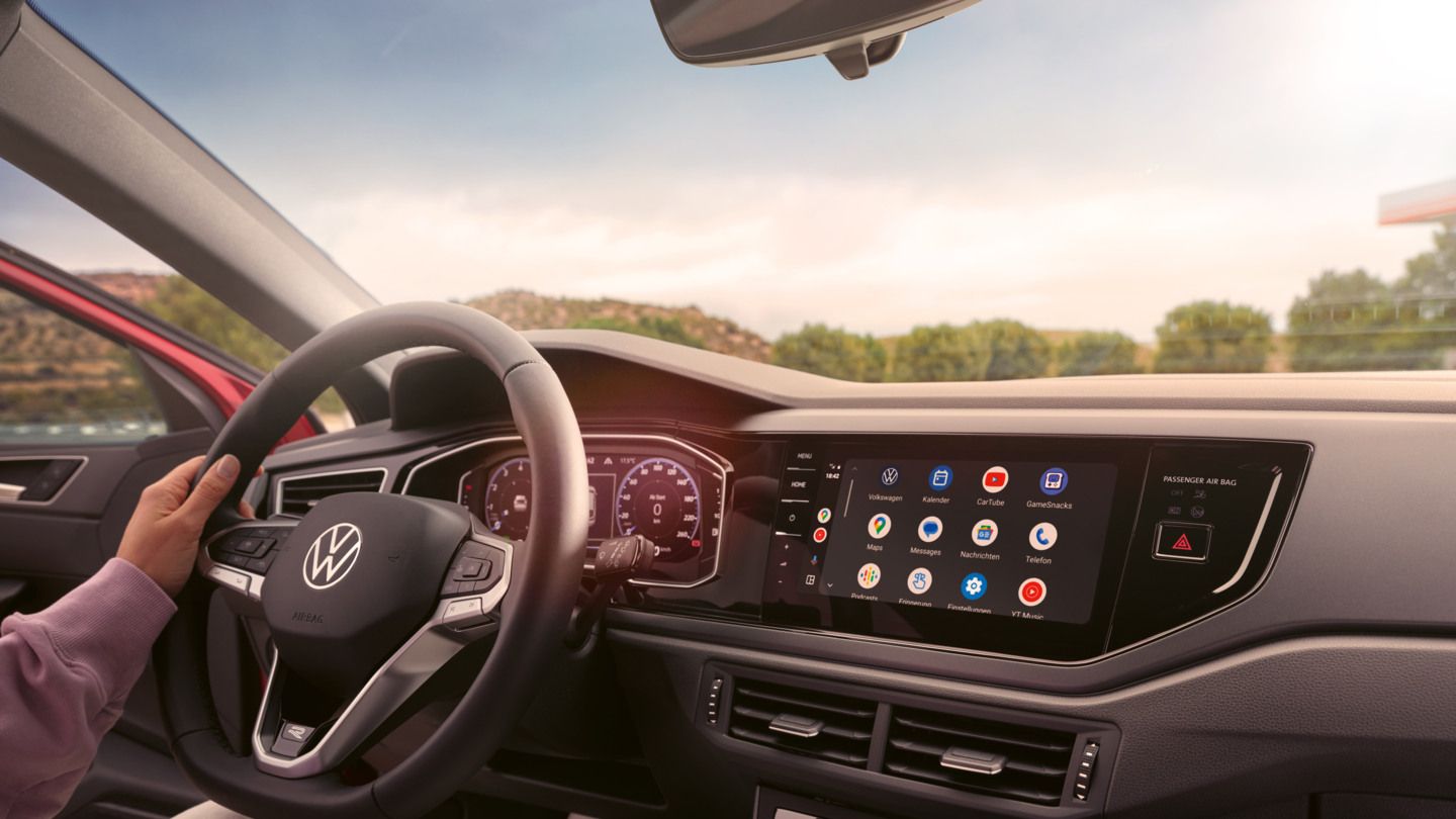 Cockpit eines VW Taigo mit Multifunktionslenkrad und Infotainmentsystem.