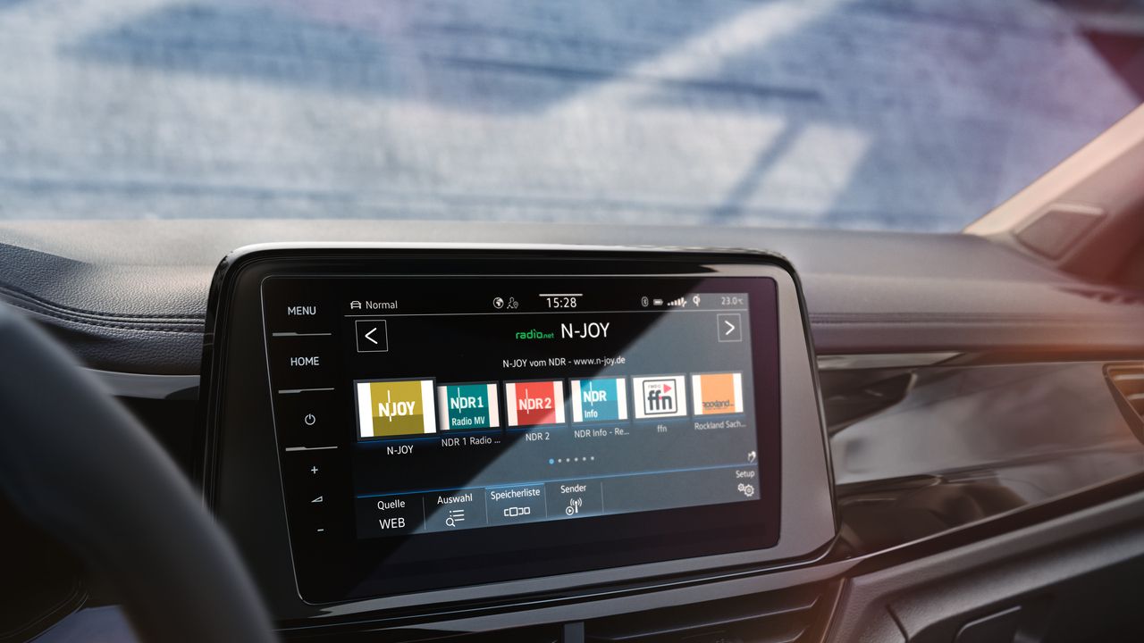 Detailansicht des Infotainmentsystems mit Radio und Navigation