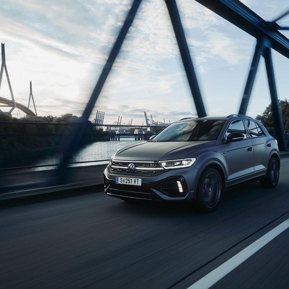 VW T-Roc R fährt auf Landstraße