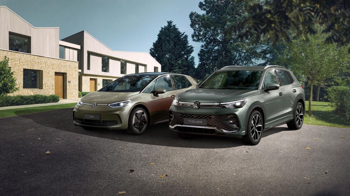 Ein ID.3 in Dark Olivine Grün neben einem Tiguan eHybrid in Cipressino-Grün