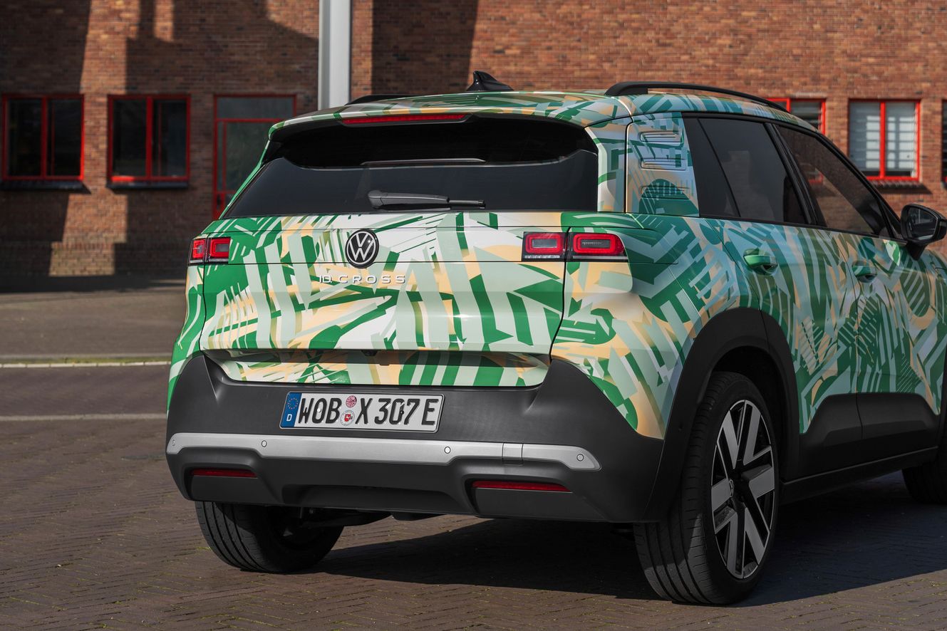 Ein Volkswagen SUV steht vor einem Backsteingebäude. Das Auto hat eine grüne und weiße Tarnlackierung und deutsche Kennzeichen. Es ist von hinten und leicht von der Seite zu sehen.