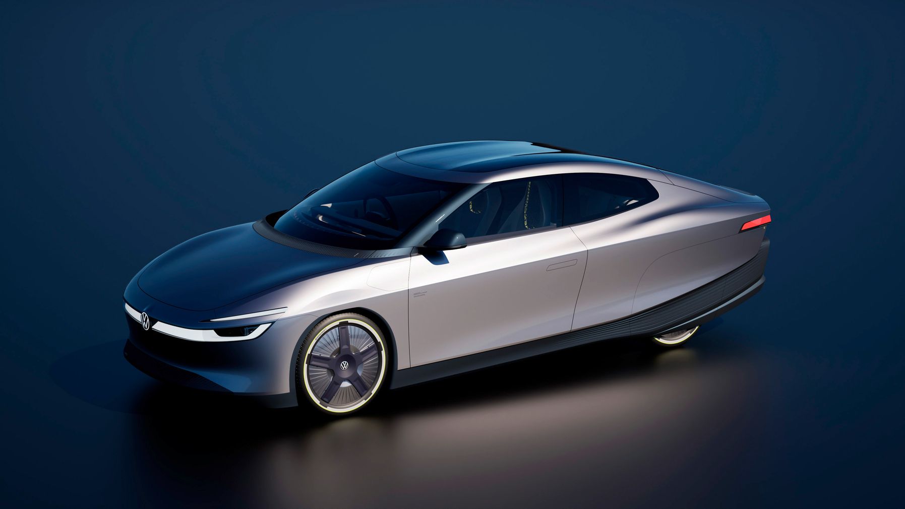 Elegantes, silbergraues Elektroauto in futuristischem Design vor dunkelblauem Hintergrund. Die Karosserie ist flach und aerodynamisch, mit schmalen LED-Scheinwerfern und großen, sportlichen Felgen. Das Fahrzeug wirkt wie ein moderner Konzeptwagen.