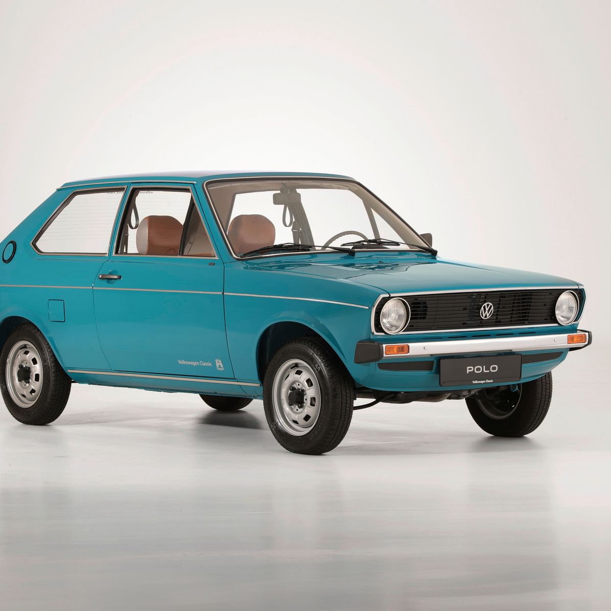Ein blauer VW Polo 1 schräg von vorne.