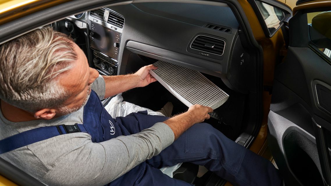 Mechaniker beim Pollenfiltertausch